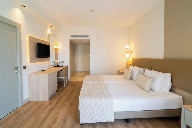غرفة ديلوكس عائلية بسرير كوين وسرير فردي بإطلالة على البحر، Arcanus Hotels Sorgun 2/7