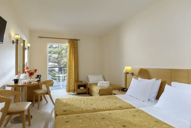 غرفة قياسية ثلاثية بثلاثة أسرّة، Astir Beach 1/5