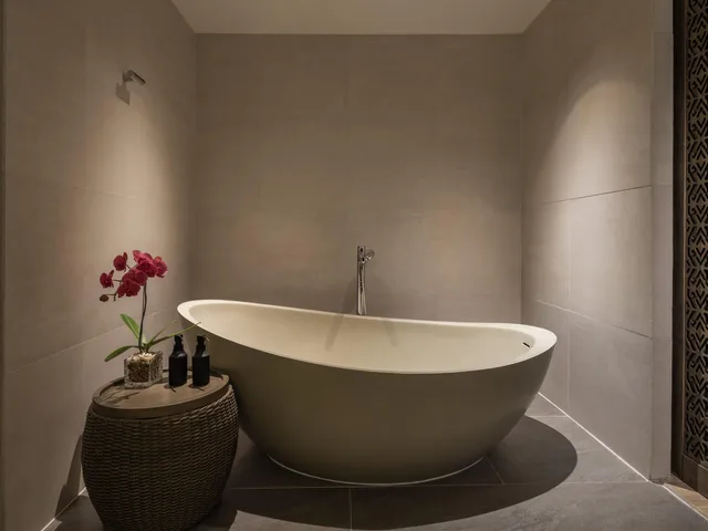 غرفة تنفيذية بسرير كينج، Pullman Lombok Merujani Mandalika Beach Resort 4/5