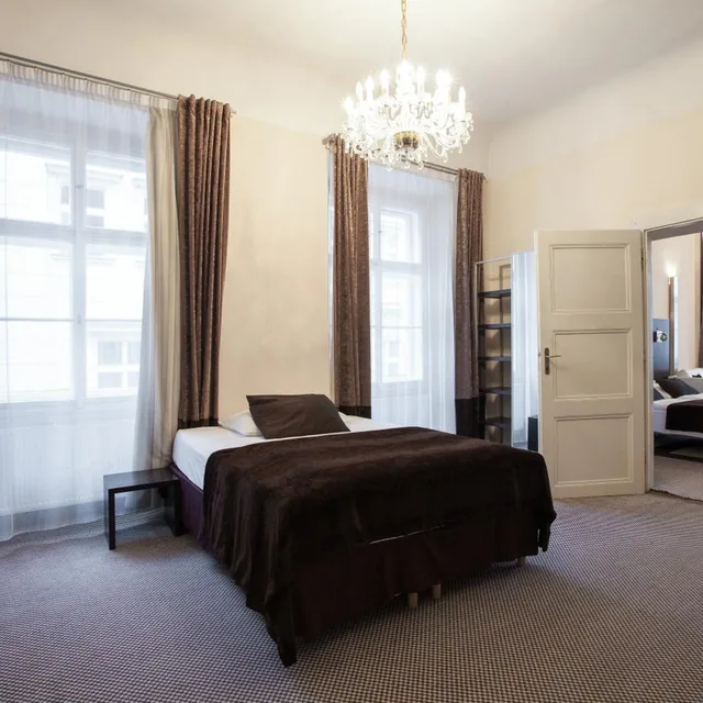 غرفة عائلية، Old Town Square Residence by Emblem 6/6
