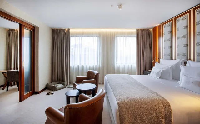 غرفة ديلوكس بسرير كينج، Wine And Books Porto Hotel 2/3