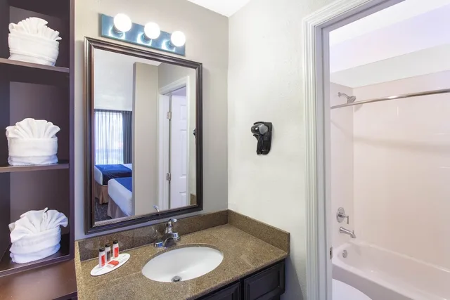 Room, 2 Queen Beds, Pool View, Grand Hotel Orlando At Universal Blvd 4/4
