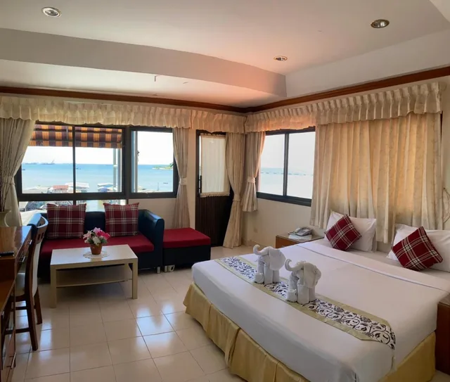 غرفة ديلوكس بسرير مزدوج أو سريرين منفصلين بإطلالة على البحر، Seaview Hotel Sriracha 1/10