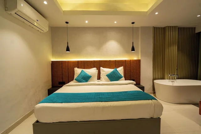 غرفة تنفيذية بسرير كينج، SKI Hotels And Resorts 2/9