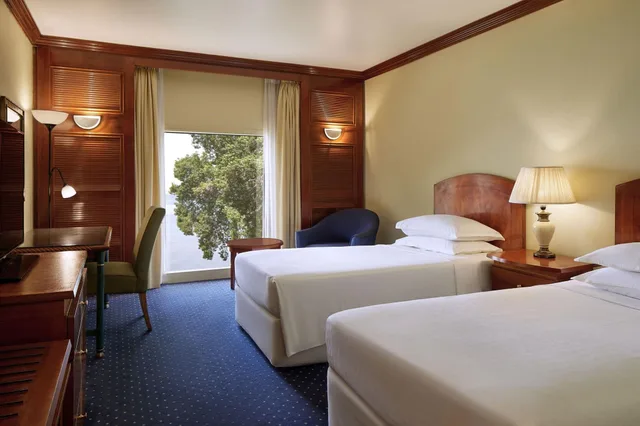 غرفة بسريرين منفصلين بإطلالة على الحديقة، Sheraton Djibouti 1/2