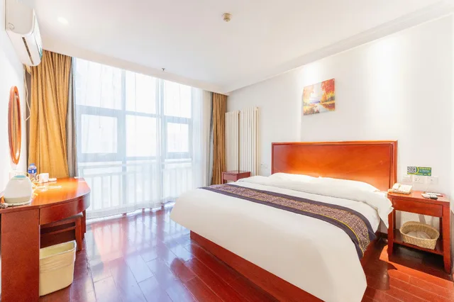 غرفة بسرير كوين، GreenTree Inn Chengde Railway Station Southeast Chengde Century City Business Hotel 1/2