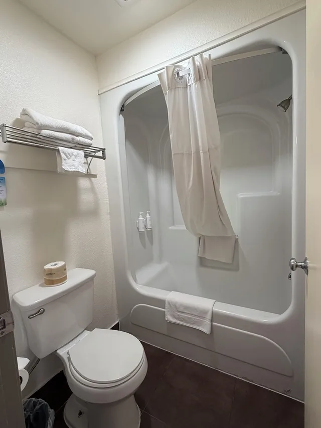 غرفة بسرير كوين للمدخنين، Days Inn By Wyndham San Francisco S/Oyster Point Airport 10/10