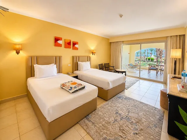 غرفة ملكية كلوب بسرير كوين بإطلالة على البحر، Regency Plaza Aqua Park Spa Resort 2/10