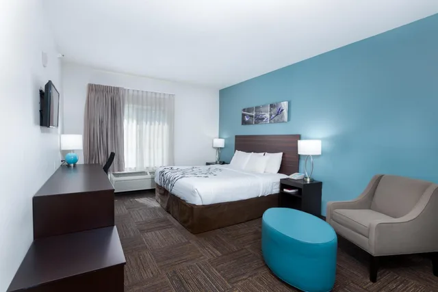 غرفة بسرير كينج بحوض استحمام لذوي الإعاقة، Sleep Inn & Suites Washington near Peoria 1/2