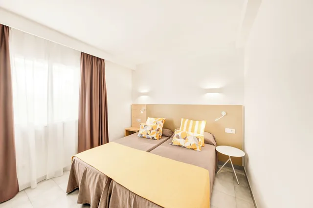 شقة بسريرين منفصلين بإطلالة على البحر بشرفة بغرفة نوم واحدة مع أريكة، Vista Club Apartments 1/1