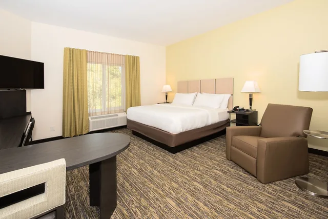 جناح بسرير كينج بغرفة نوم واحدة لذوي الإعاقة، CANDLEWOOD SUITES FT WALTON BCH - HURLBURT AREA 1/3