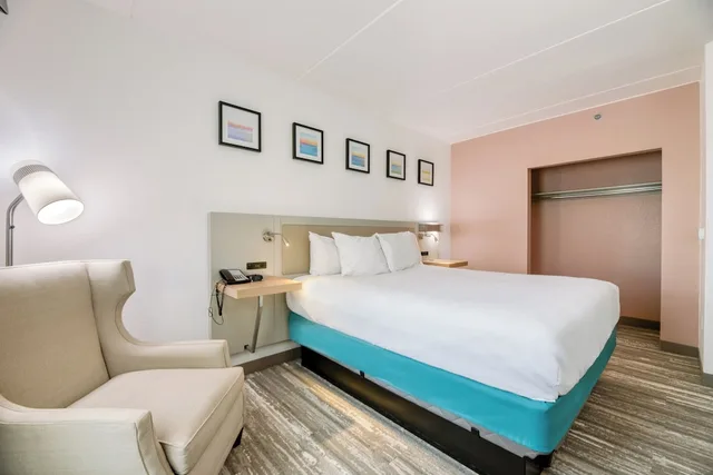 1 Bedroom, Deluxe, Suite, King Bed, Lateral Side Ocean View, Sofa, Balcony، Hilton Garden Inn Outer Banks/Kitty Hawk 2/8