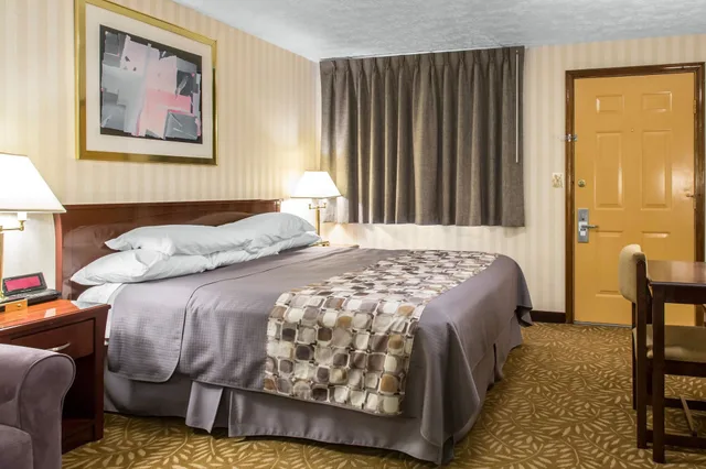 غرفة قياسية بسرير كينج مع أريكة، Rodeway Inn & Suites Branford - Guilford 2/4