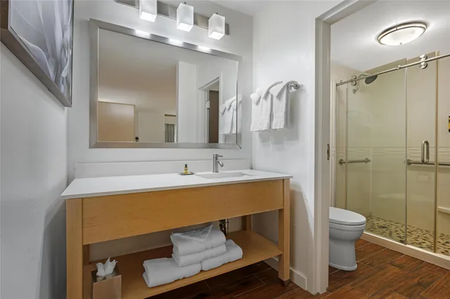 غرفة بسريرين كوين بإطلالة على الجبل، Best Western Plus South Coast Inn 8/8