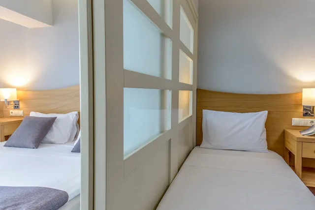 غرفة عائلية بسرير كينج وسريرين منفصلين بإطلالة على الحديقة، Lyttos Beach Hotel 3/5
