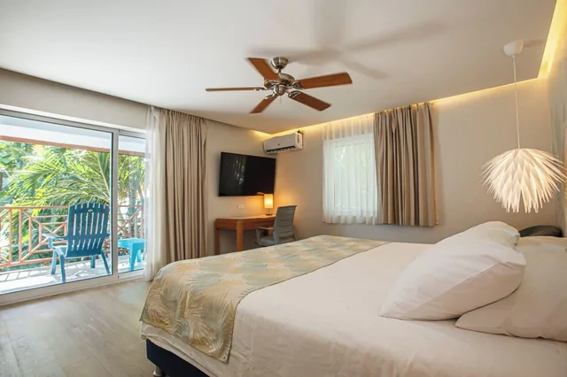 Panoramic, Hotel Cocoplum Beach 1/4