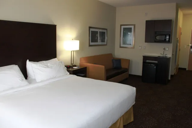 جناح بسرير كينج مع أريكة، HOLIDAY INN EXPRESS YORKTON EAST 2/3