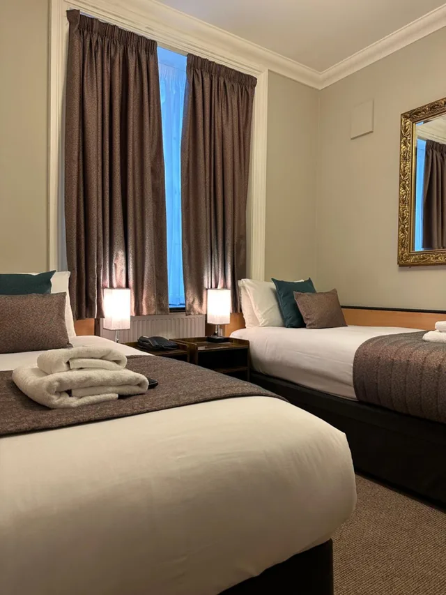 غرفة قياسية بسريرين منفصلين، Tudor Court Hotel 4/9