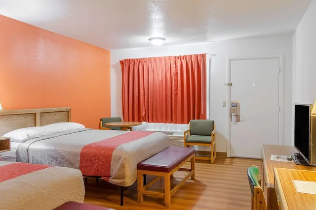 Deluxe, 1 Single and 2 Queen Beds, Kitchenette، Motel6 Madras, OR 2/5