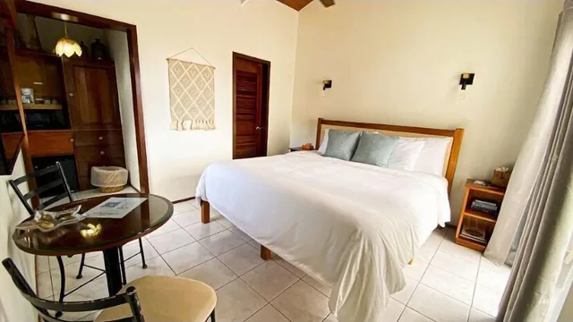 غرفة بسرير كينج بإطلالة على البحر بشرفة، Mata Rock Resort 10/10
