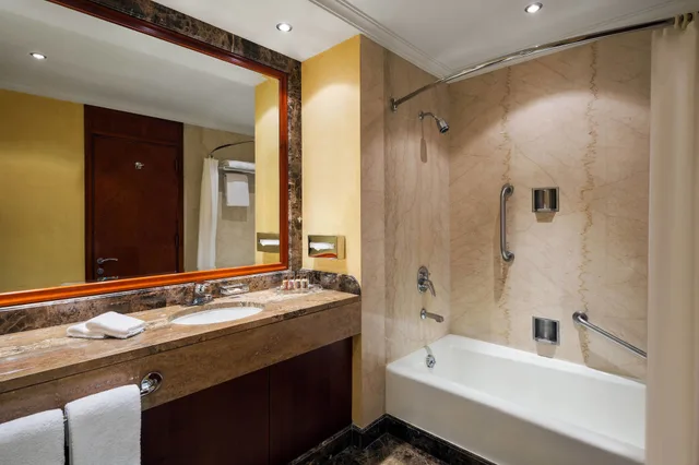 غرفة كلوب بسريرين منفصلين للمدخنين، فندق وأبراج شيراتون الدمام(Sheraton Dammam Hotel & Convention Centre) 4/4