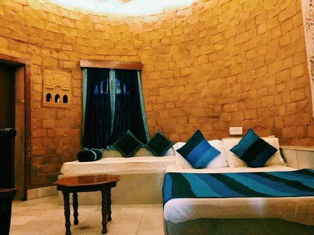 غرفة تنفيذية بسرير كوين وسرير فردي، HIMMATGARH PALACE 2/3