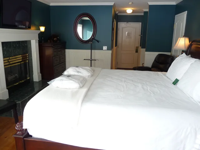 غرفة رومانسية بسرير كينج بإطلالة على الجبل، South Thompson Inn 3/4