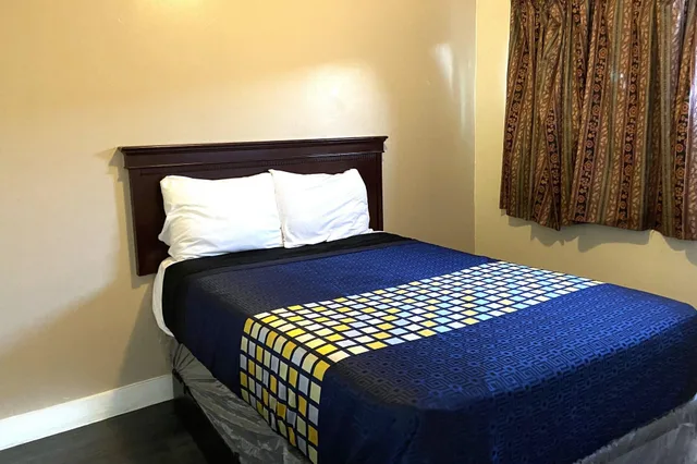 Room, Multiple Beds, Smoking، Robinhood Motel Anaheim West 5/7