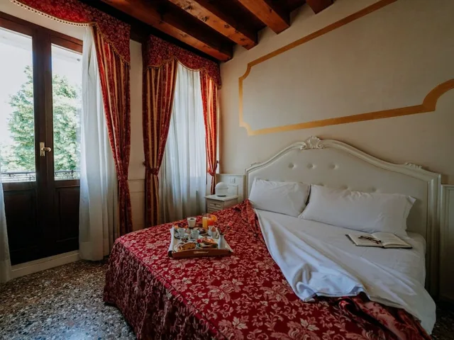 Deluxe, Queen Bed, No Elevator، Villa Patriarca 6/10