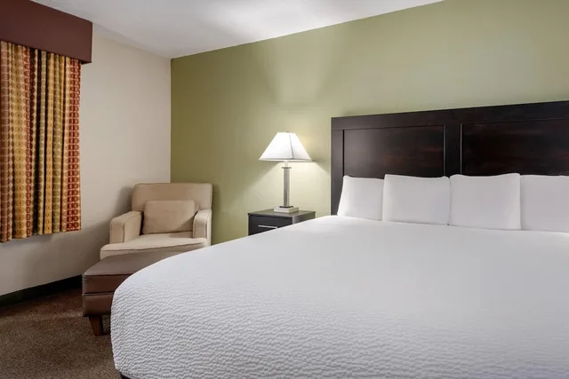 غرفة قياسية بسرير كينج، Baymont by Wyndham Rockford 4/10