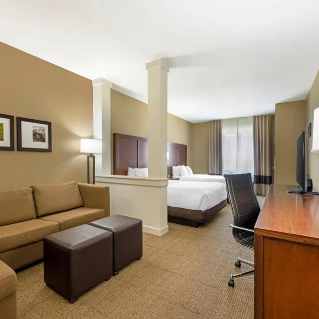 جناح بسريرين كوين مع أريكة لذوي الإعاقة، Comfort Suites West Omaha, NE 4/8
