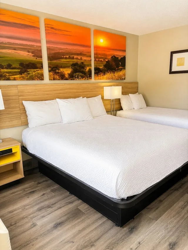 غرفة بسريرين مزدوجين للمدخنين، Days Inn By Wyndham Ku Lawrence 1/10