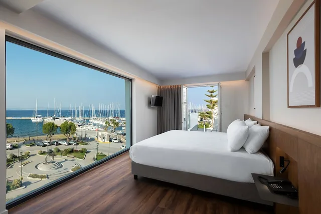 جناح سوبيريور بسرير كينج بإطلالة على البحر مع أريكة، Kos Divine hotel & Suites 1/3