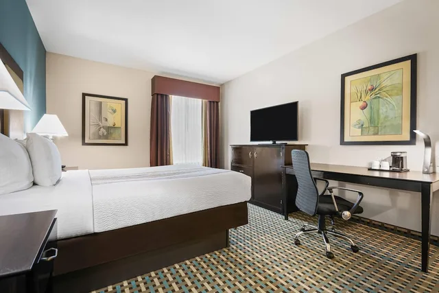 غرفة بسرير كوين، La Quinta Inn Suites By Wyndham Stonington Mystic Area 5/7