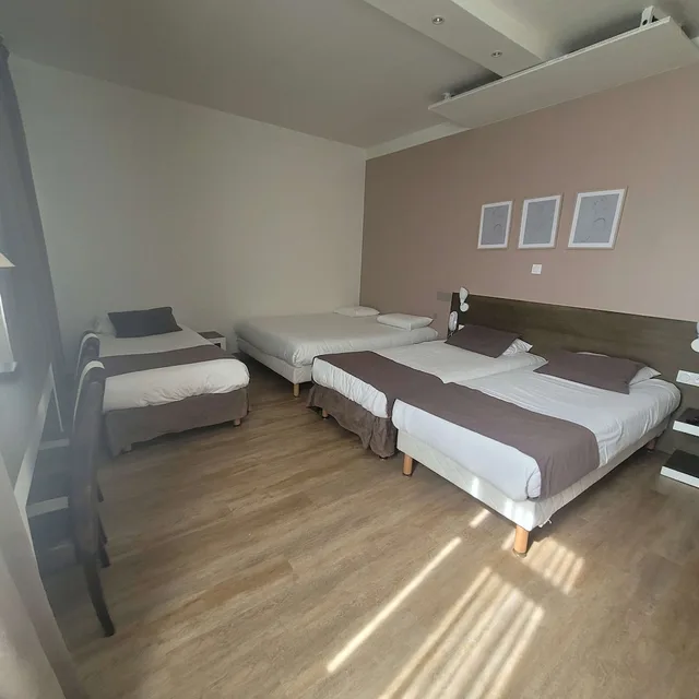 Standard, 1 Double and 3 Single Beds، Kyriad Orange Centre 7/10
