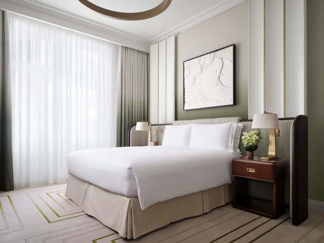 غرفة سوبيريور بسرير كوين، The Savoy Hotel 2/10