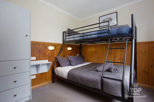 كابينة ديلوكس بغرفتي نوم، Port Fairy Holiday Park 1/3