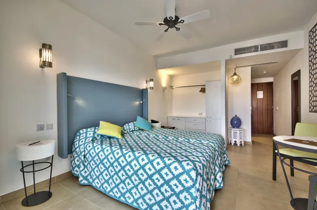 غرفة عائلية بسريرين منفصلين بإطلالة على البحر بشرفة مع أريكة، db San Antonio Hotel and Spa All Inclusive 1/4