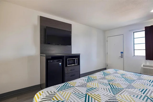 غرفة بسرير كينج لغير المدخنين، Motel6 Lake Charles, LA 7/10