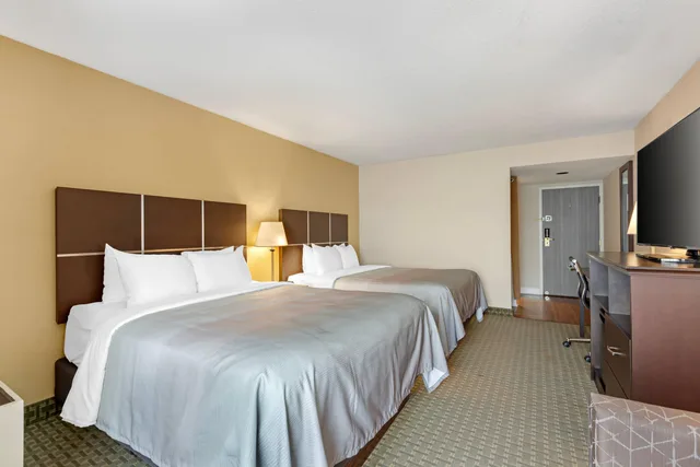 غرفة رباعية بسريرين كوين، Quality Inn and Suites Brampton 4/8