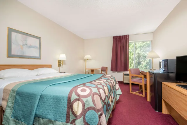 غرفة قياسية بسرير كينج، Super 8 By Wyndham Menomonie Wi 1/1