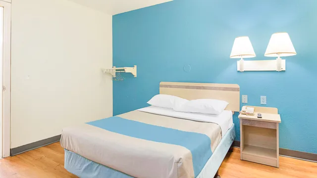 1 Full Bed - Mobility Access Tub, Nsmk، Motel6 Fredericksburg, VA - North 3/5