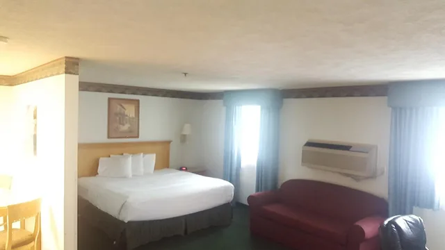 جناح استوديو تنفيذي بسرير كينج لذوي الإعاقة، Baymont by Wyndham Coeur d'Alene 1/6