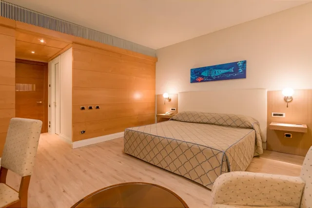 غرفة بسرير مزدوج بإطلالة على الحديقة بشرفة، Smy Carlos V Wellness & Spa Alghero 4/6
