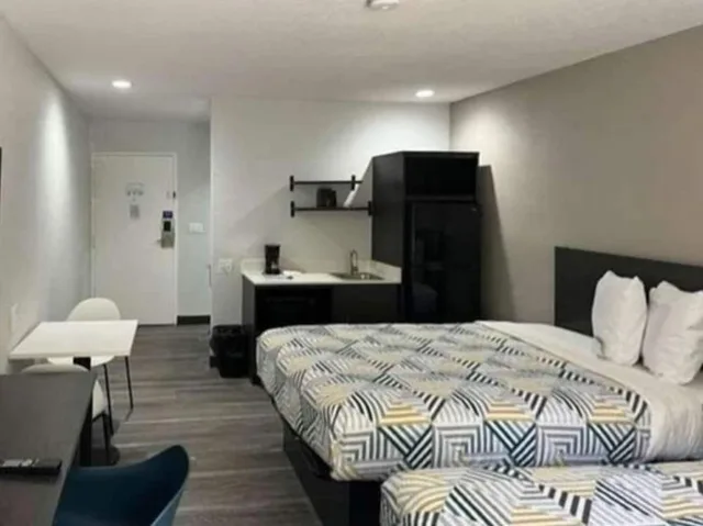 غرفة قياسية بسريرين مزدوجين بمطبخ صغير، Studio6 Little Rock, AR - South 2/8