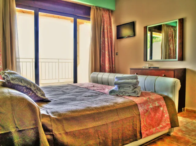 غرفة قياسية بسرير مزدوج وسرير فردي بإطلالة على الجبل، Maranton Beach Hotel 1/3