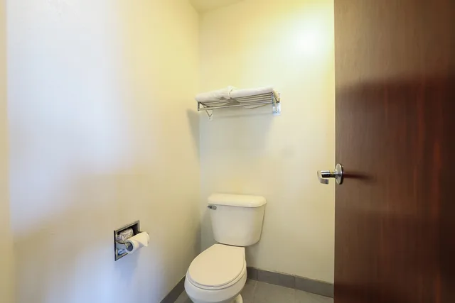 Luxurious King Suite with Jetted Tub and Balcony- Ocean view، Siletz Bay Beachfront Hotel by OYO Lincoln City 7/8
