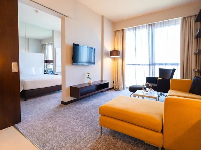 جناح بسرير كوين بغرفة نوم واحدة بمطبخ صغير، Centro Sharjah Rotana 3/10
