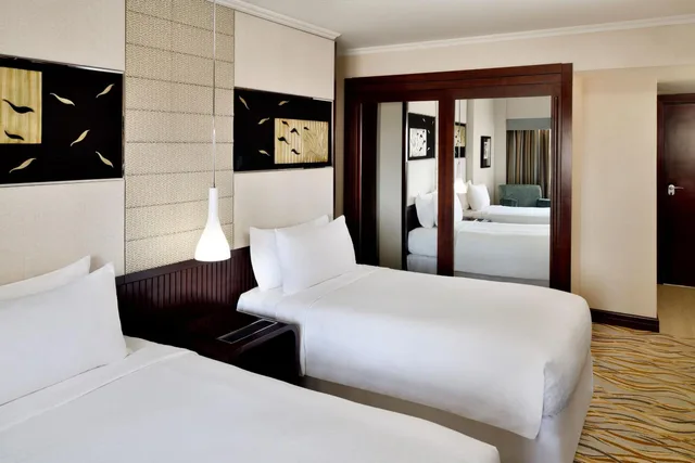 غرفة سوبيريور بسريرين منفصلين بإطلالة على المدينة، فور بوينتس من شيراتون رياض الخالدية(Four Points By Sheraton Riyadh Khaldia) 1/5