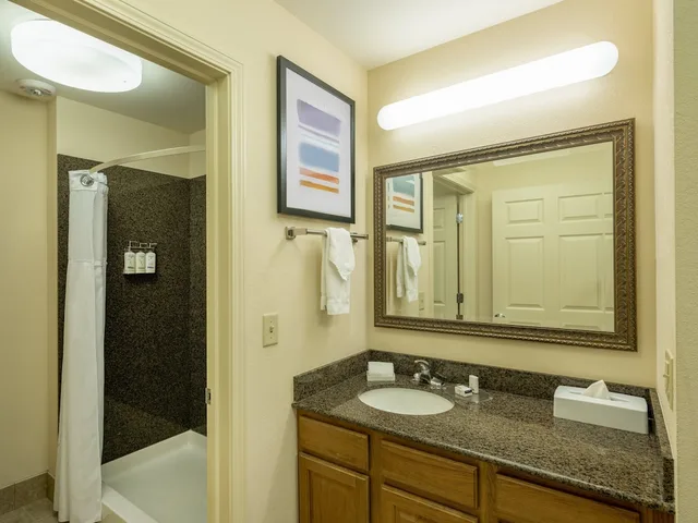 غرفة بسرير كينج وسرير كوين لذوي الإعاقة، Staybridge Suites Milwaukee Airport South 2/4